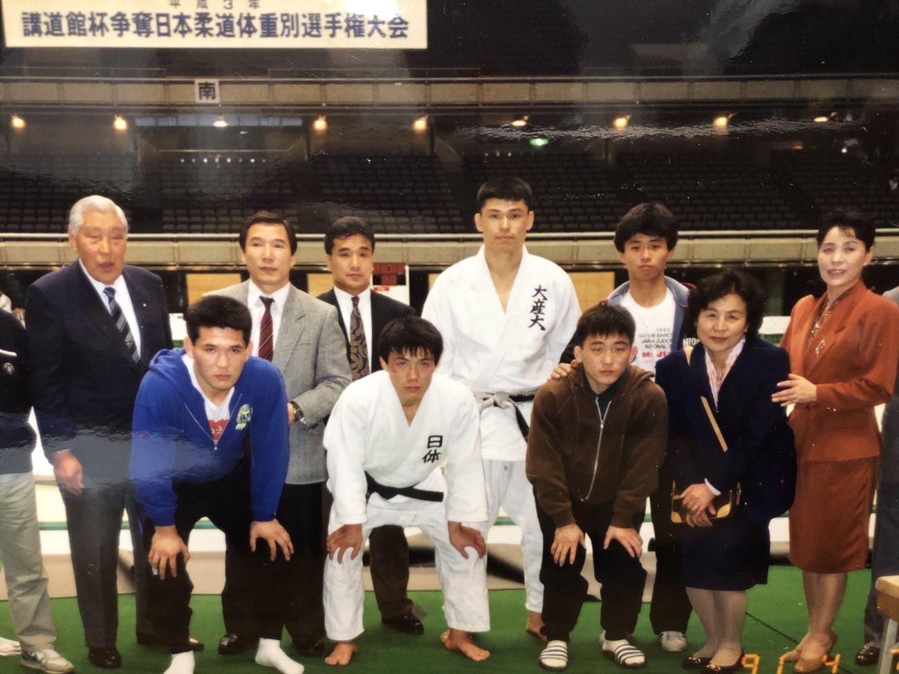阪神佐藤輝の父博信さん（中央）は91年の講道館杯86キロ級で優勝し日体大時代の古賀稔彦さんと記念撮影する（佐藤輝の家族提供）