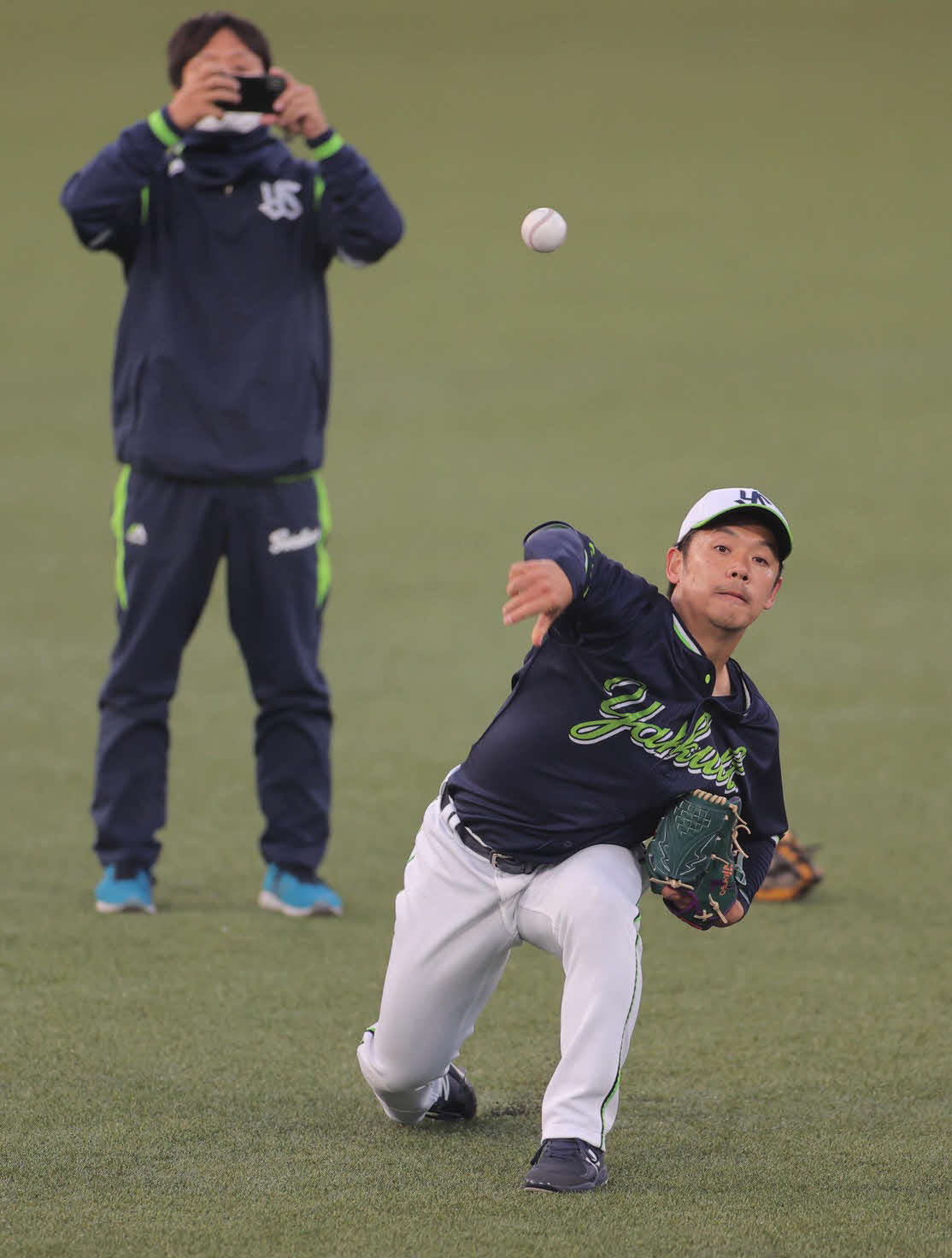 ナイター練習でキャッチボールを行うヤクルト小川（代表撮影）