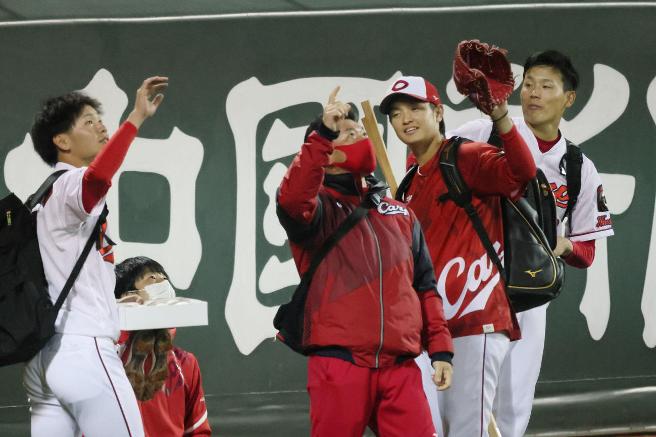 ププロ野球広島ナイター練習　左から、森浦、2人おいて、大道、栗林（撮影・加藤孝規）