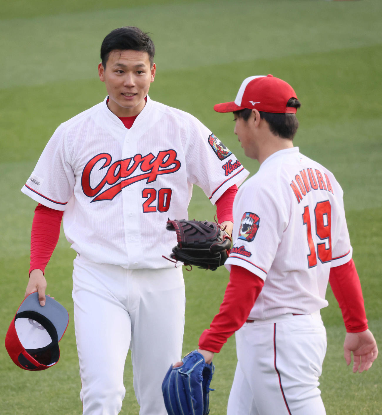 ナイター練習で会話する栗林（左）と野村（撮影・加藤孝規）