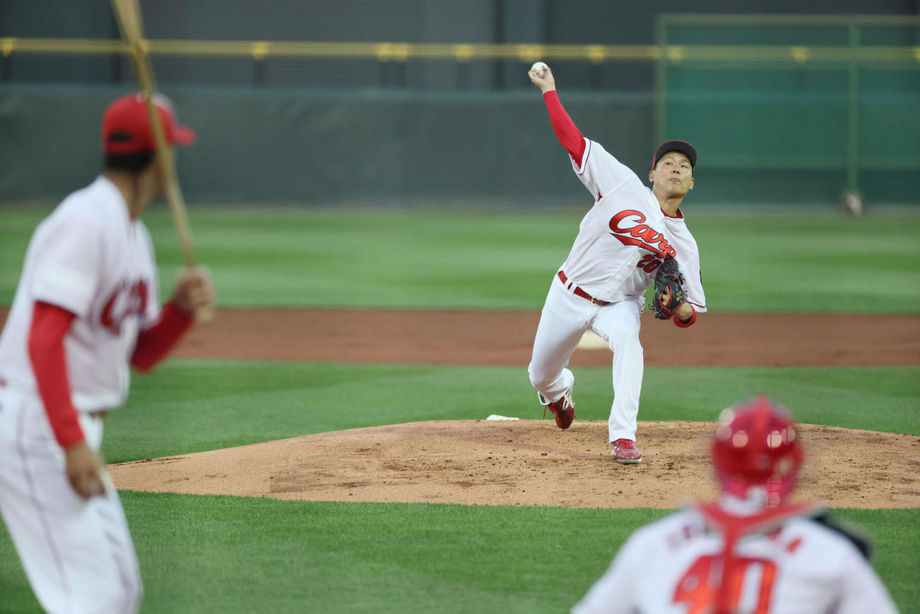 プロ野球広島ナイター練習　投内連係の練習をする栗林（撮影・加藤孝規）