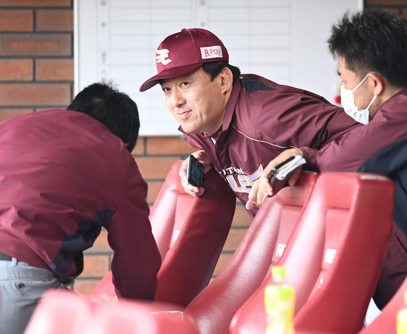 リラックスムードで練習を見守る楽天石井GM兼監督（中央）（撮影・山崎安昭）