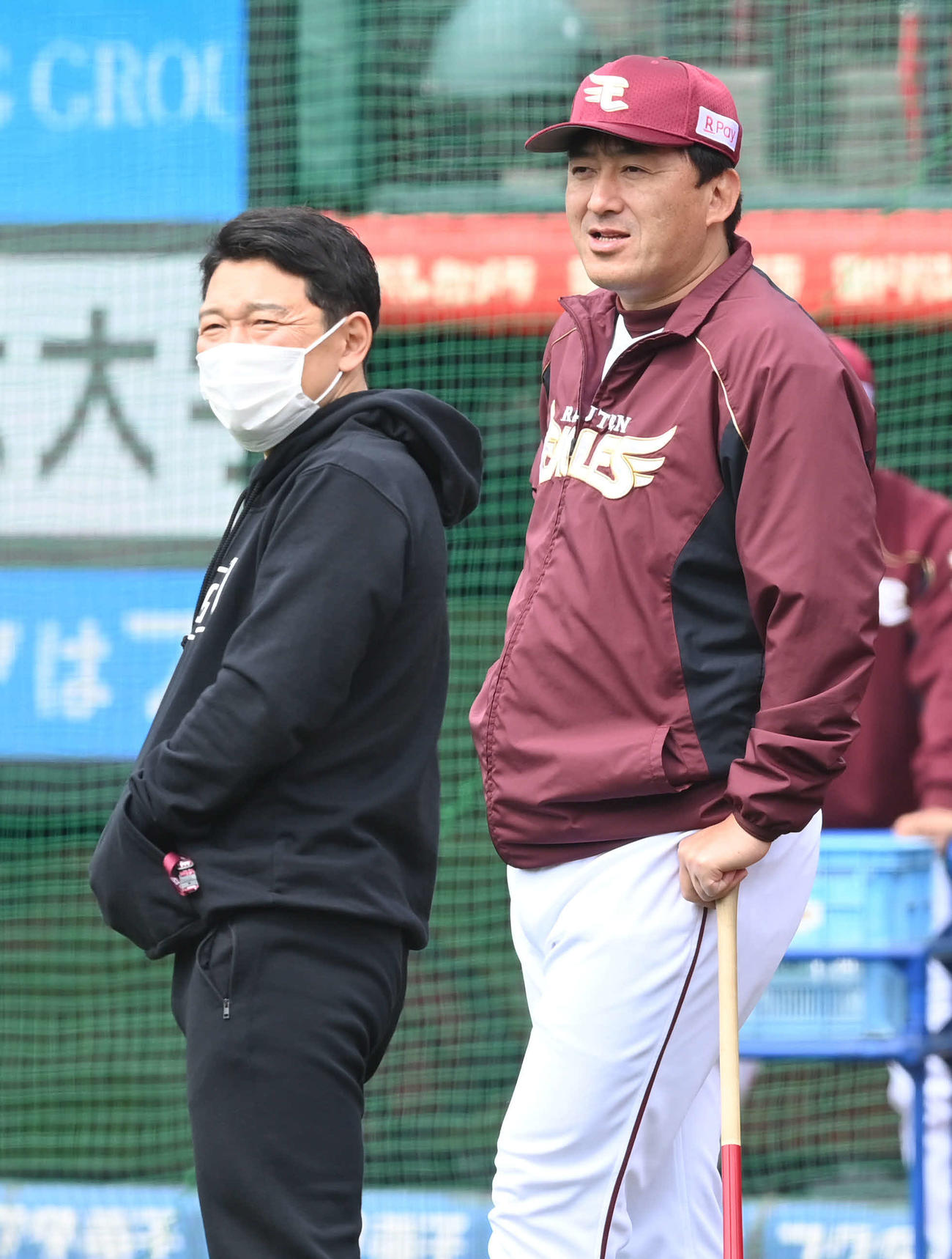 練習を見守る楽天石井GM兼監督（右）と立花球団社長（撮影・山崎安昭）