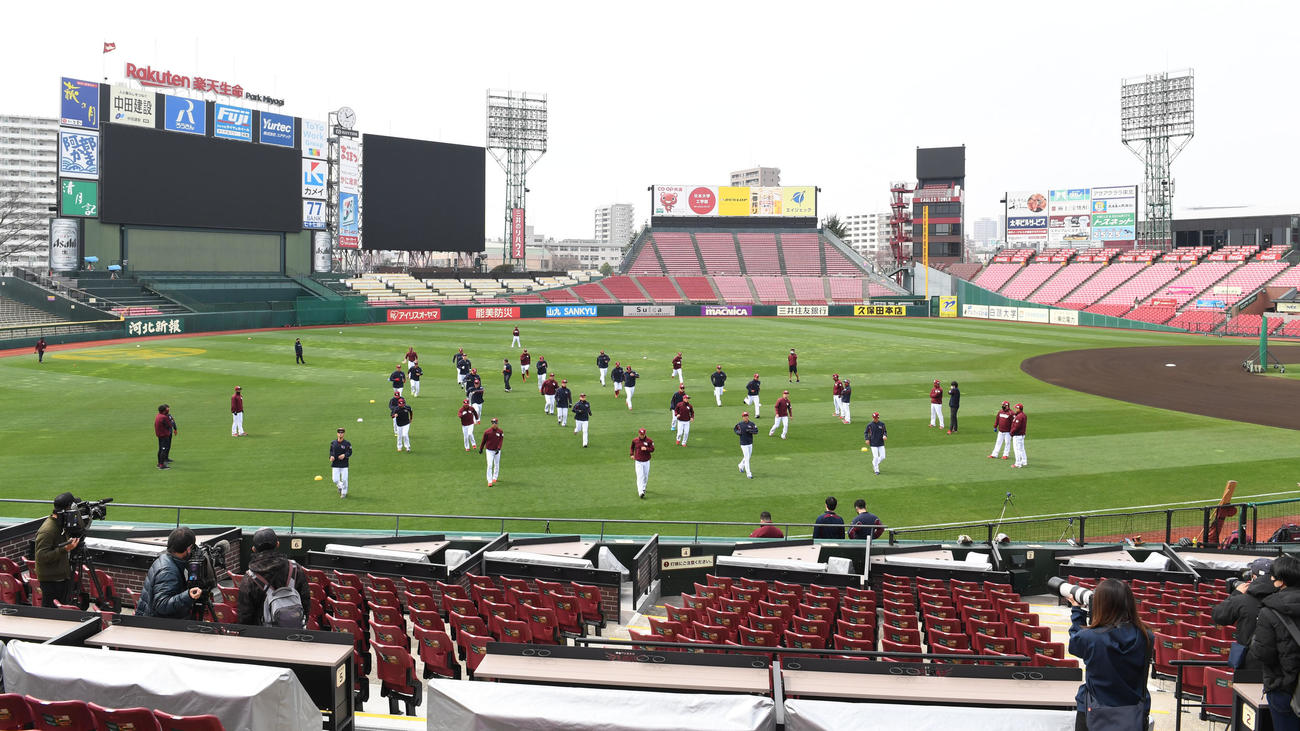 本拠地でウオーミングアップをする楽天の選手たち（撮影・山崎安昭）