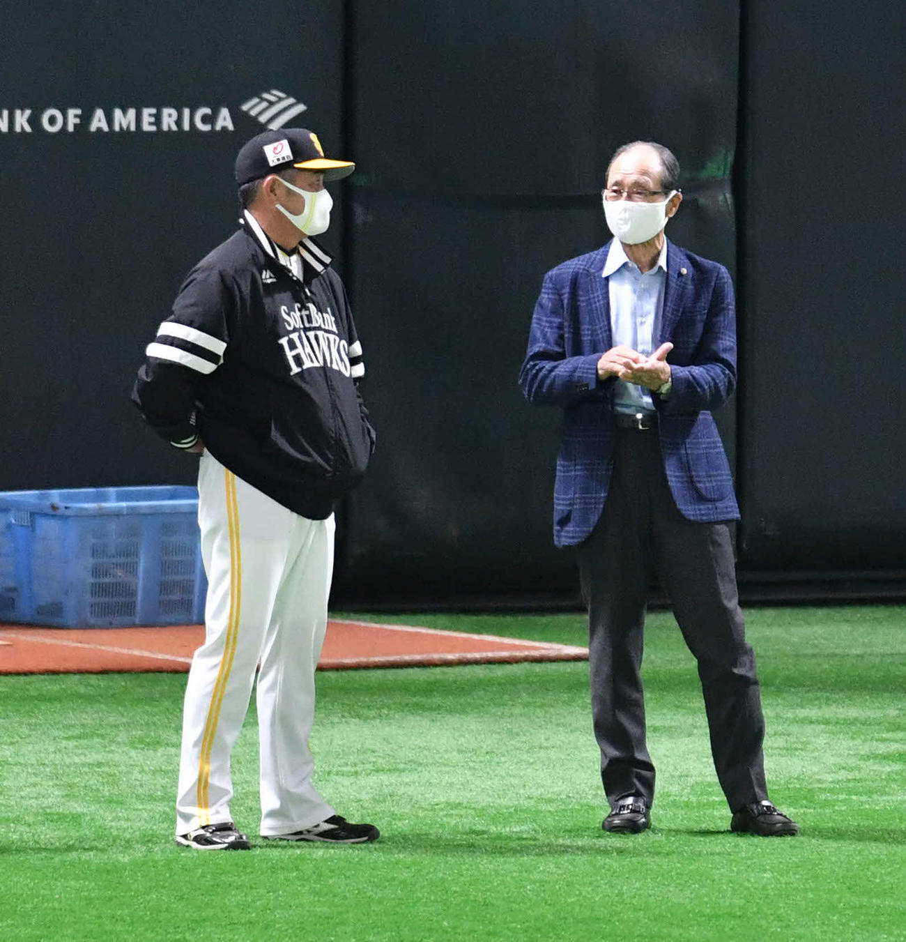 王球団会長（右）と話す工藤監督（撮影・岩下翔太）