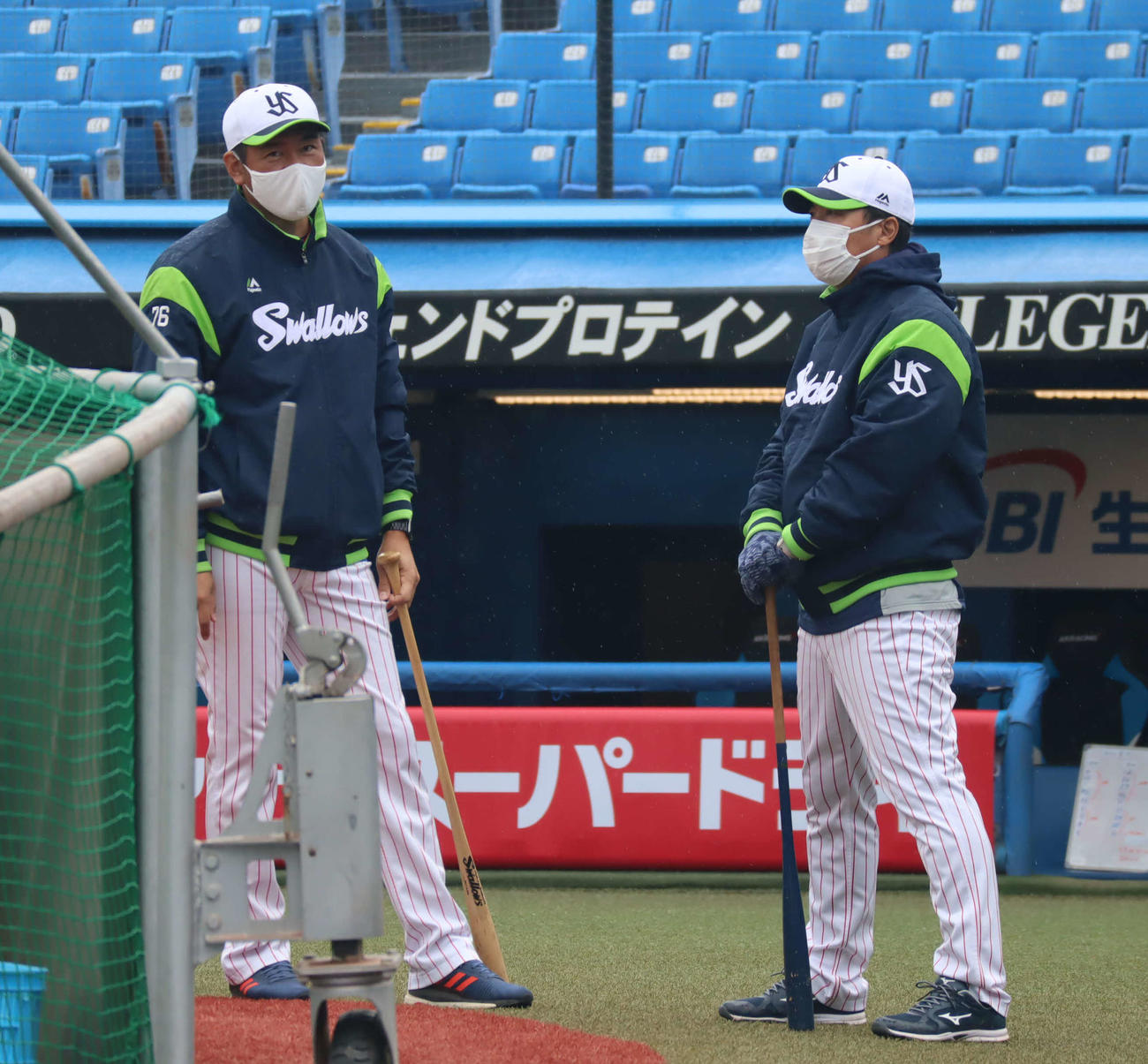 打撃練習を見守るヤクルト高津監督（右）と宮出ヘッドコーチ（撮影・湯本勝大）