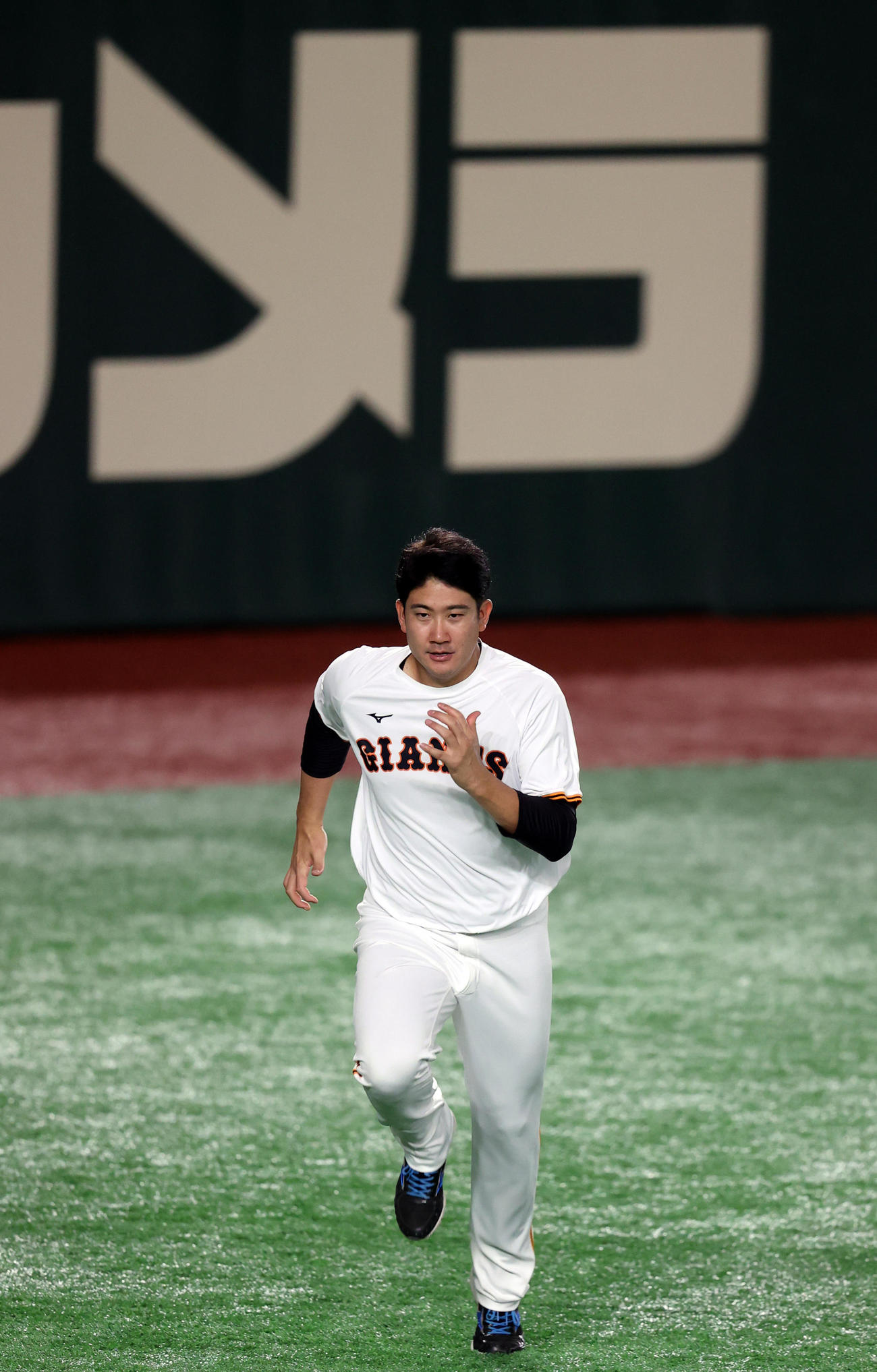 開幕前日練習で勢いよくダッシュする菅野（撮影・狩俣裕三）