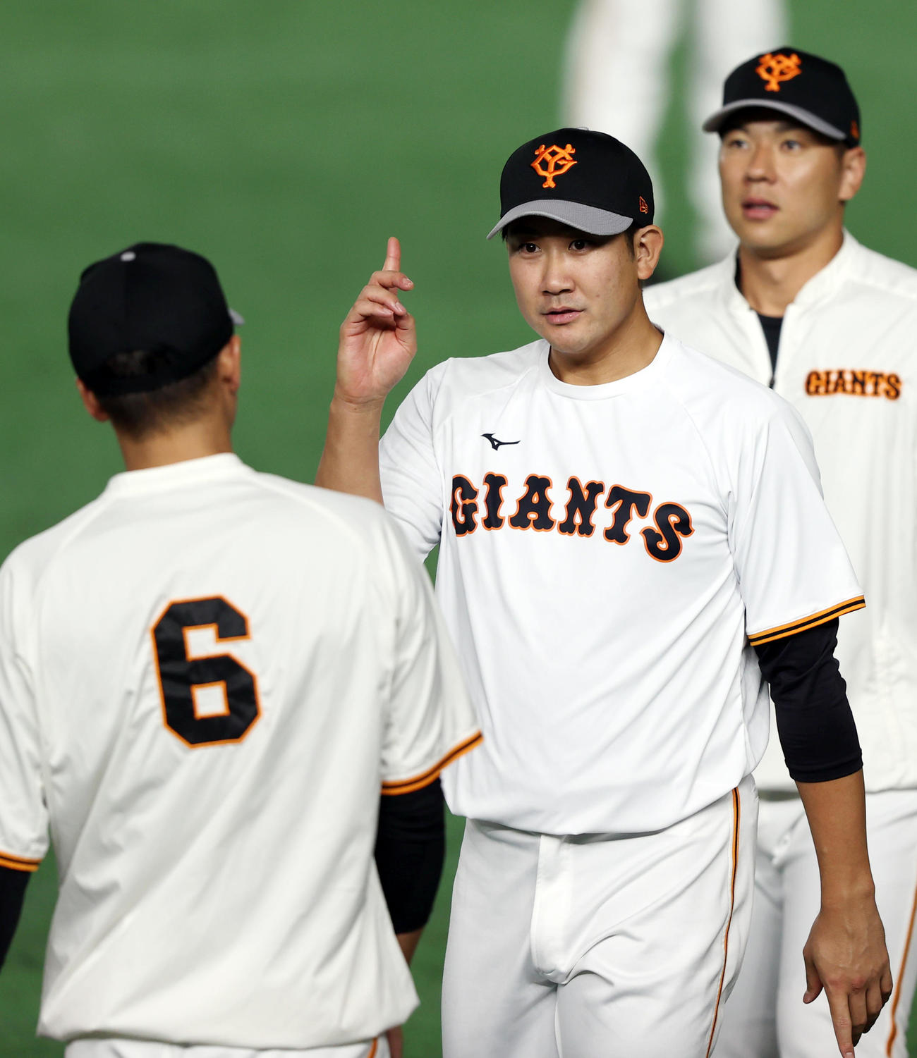 開幕前日練習で坂本（手前）と話をする菅野（撮影・狩俣裕三）