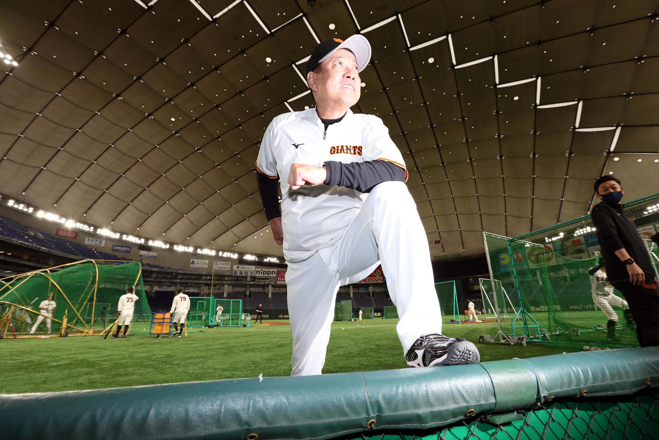開幕前日練習を終え、ベンチで若大将ポーズを決める原監督（撮影・狩俣裕三）
