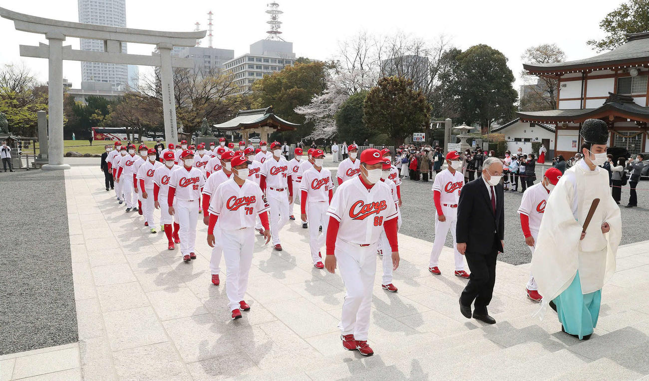 広島護国神社で必勝祈願を行う広島ナイン
