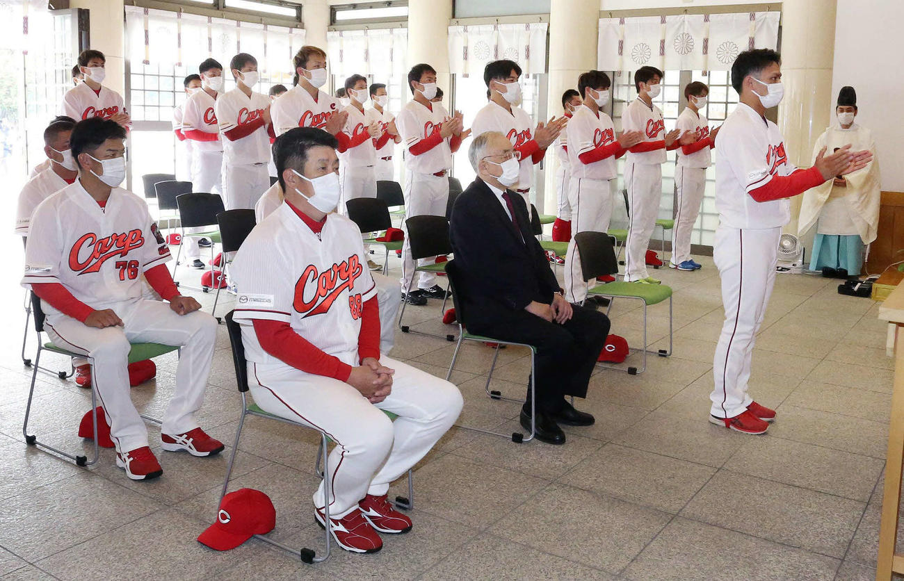 広島護国神社で必勝祈願をする田中広（右）ら。中央は松田元オーナー。左手前は佐々岡監督
