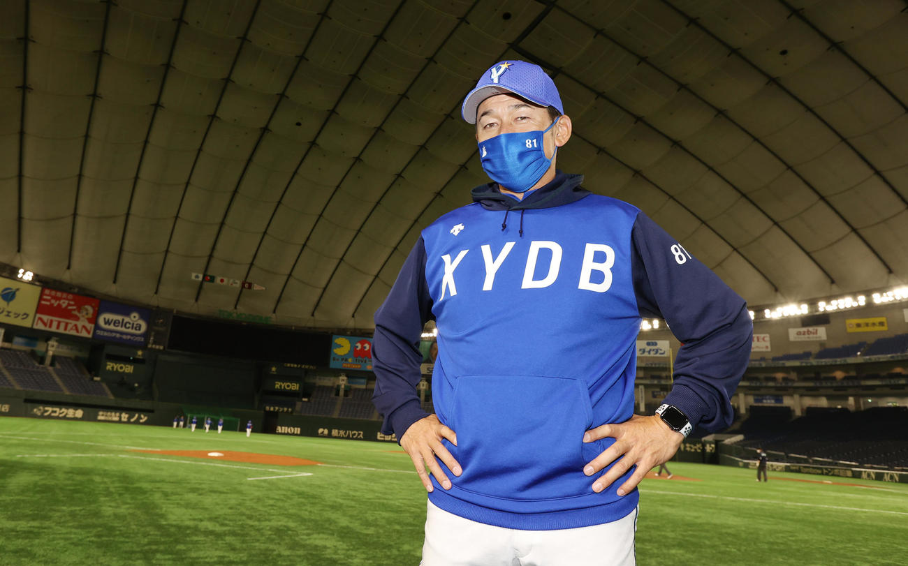 開幕前日練習を終え、初陣前にポーズを決める三浦監督（撮影・狩俣裕三）