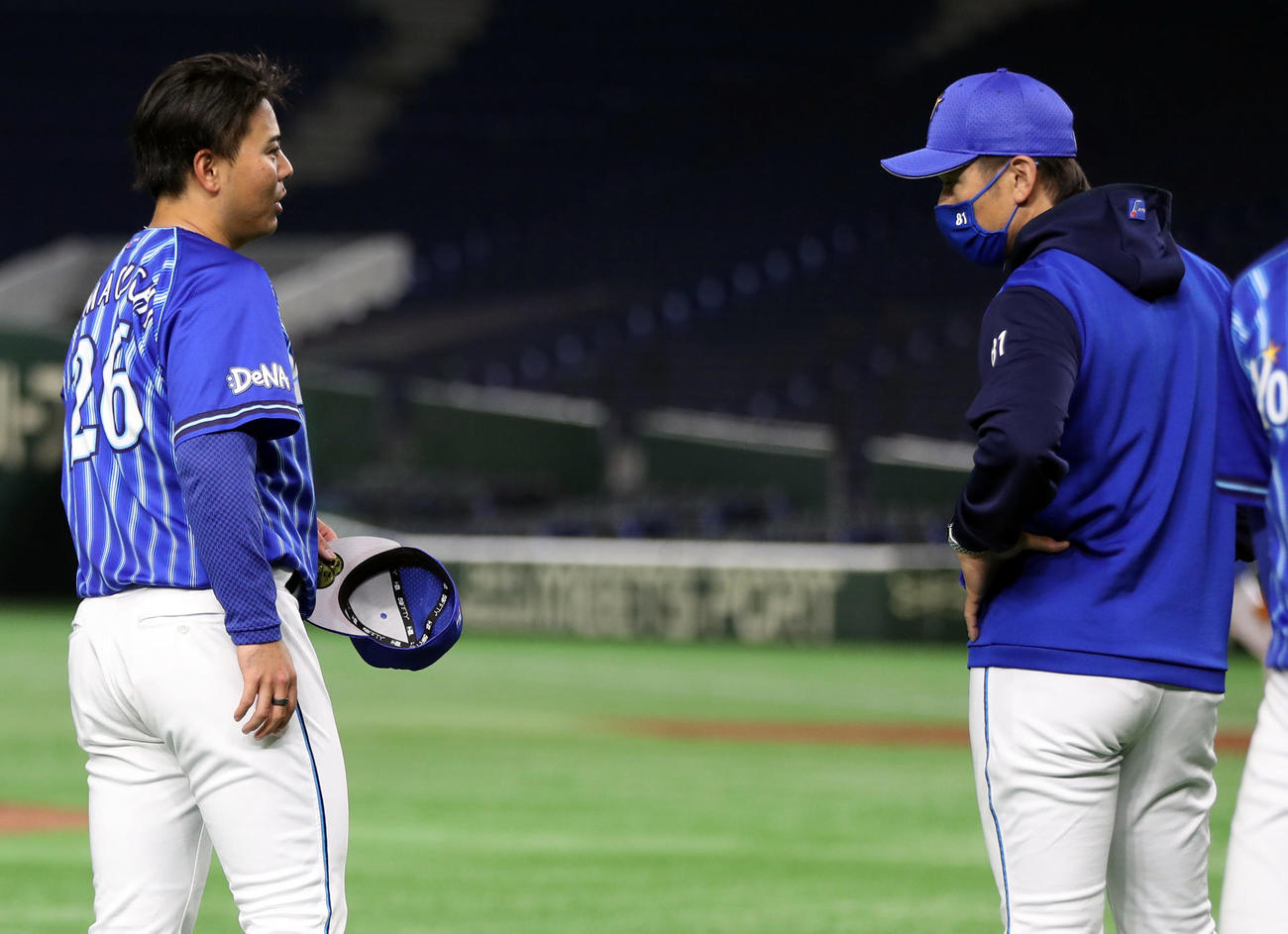 開幕前日練習で話をする浜口（左）と三浦監督（撮影・狩俣裕三）