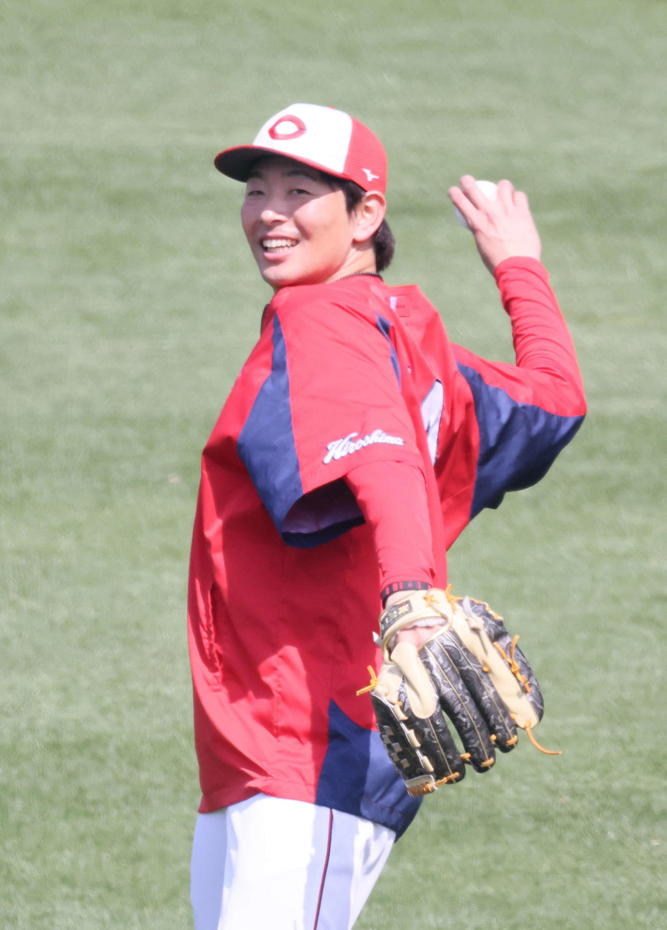 笑顔でキャッチボールをする大瀬良（撮影・加藤孝規）