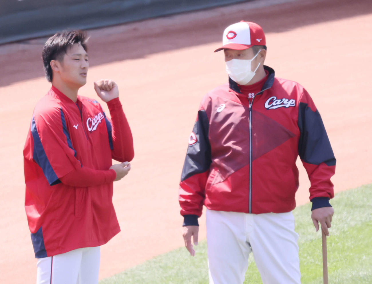 床田と話し込む佐々岡監督（右）（撮影・加藤孝規）