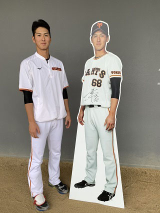 ジャイアンツ球場の飲食スペース横に設置された秋広優人の等身大パネル（球団提供）
