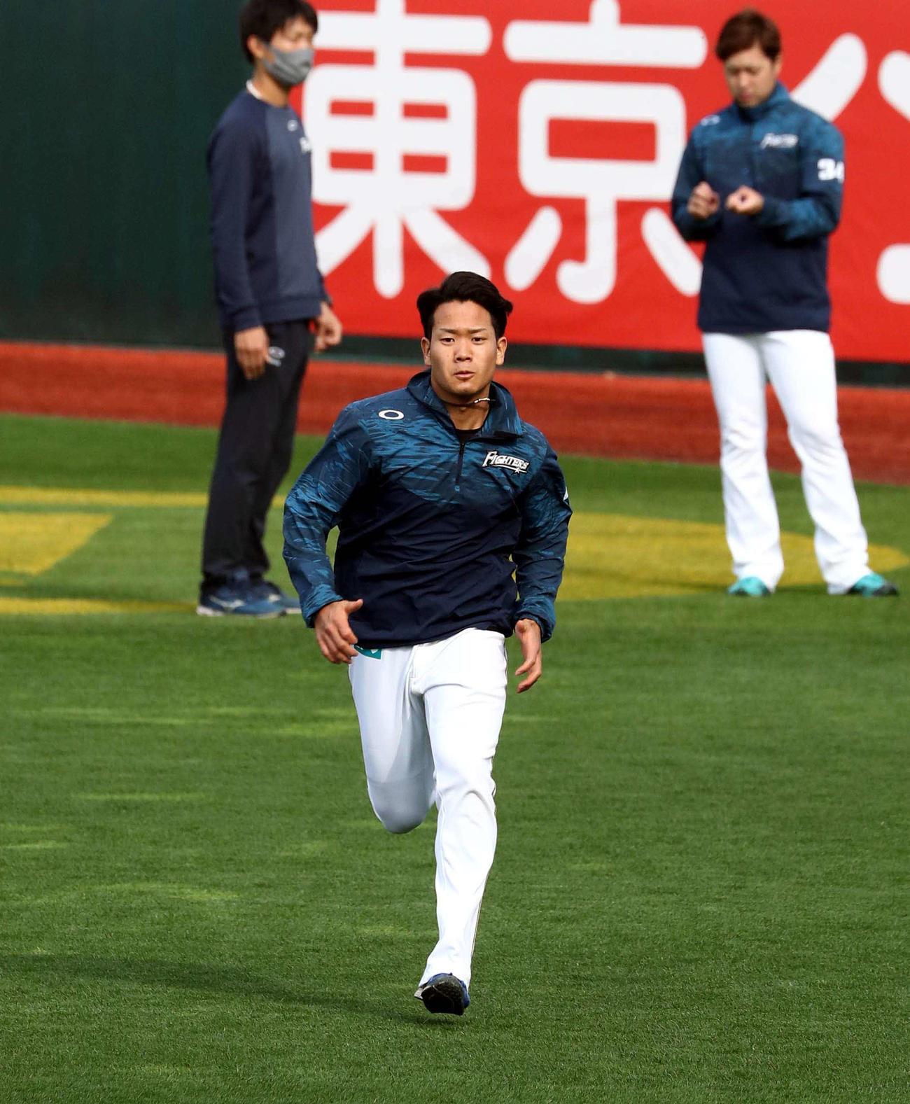 ダッシュする日本ハム福田（撮影・黒川智章）