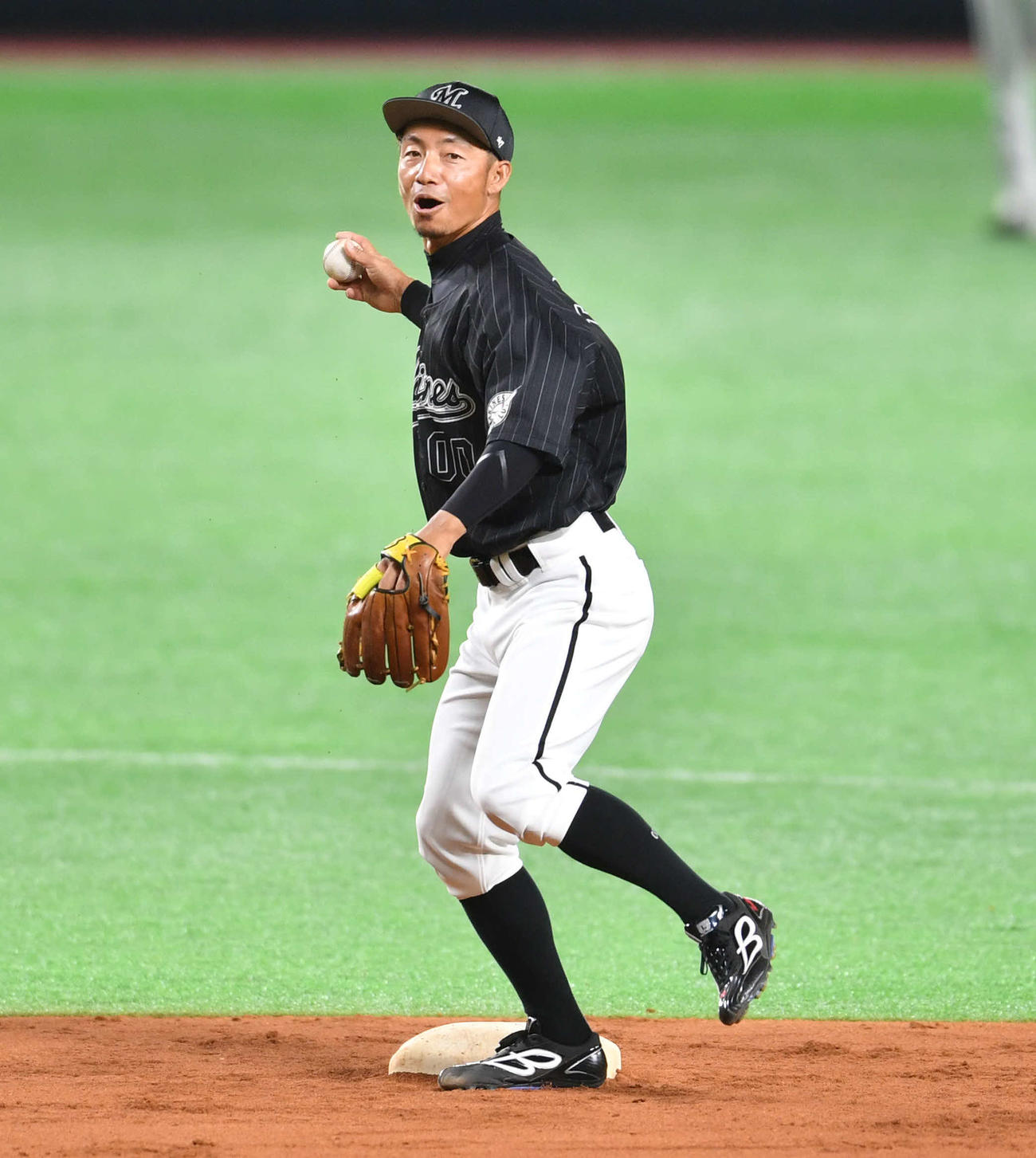 生き生きとした表情でシートノックを受ける鳥谷（撮影・岩下翔太）