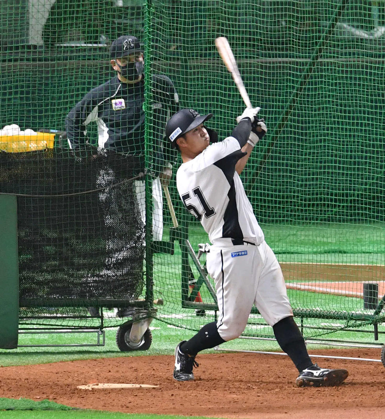 井口監督（左奥）が見守る前でフリー打撃を行う山口（撮影・岩下翔太）