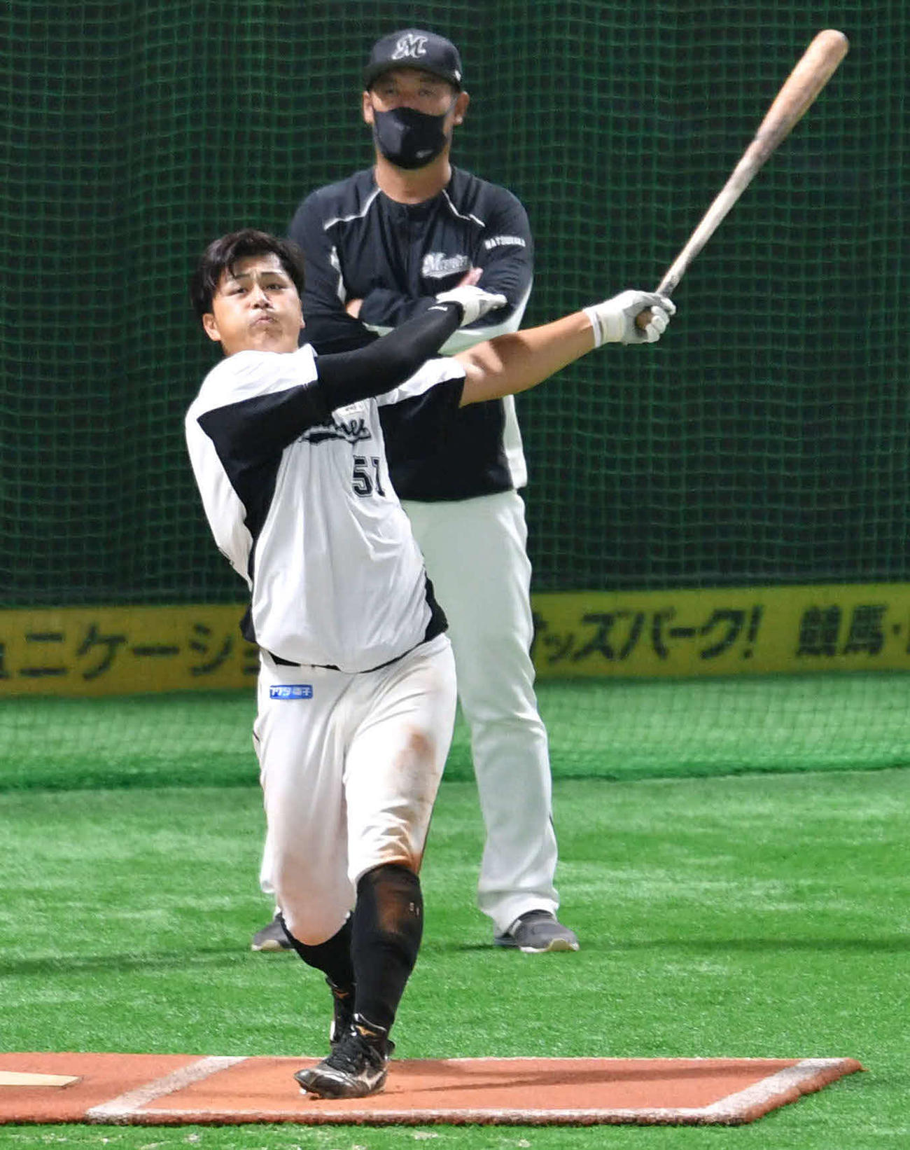 松中臨時コーチ（奥）が見守る前でロングティーを行う山口（撮影・岩下翔太）
