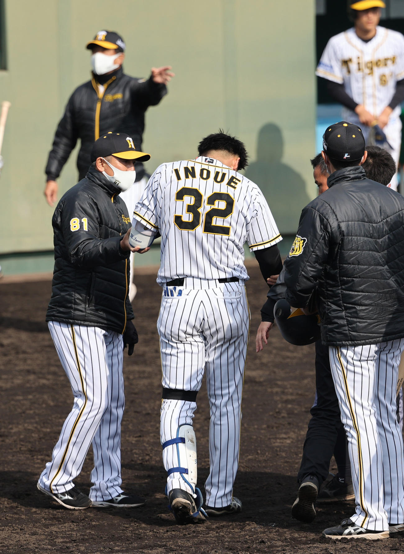 三菱重工WEST戦の9回、井上は頭部に死球を受け、ベンチに戻る（代表撮影）