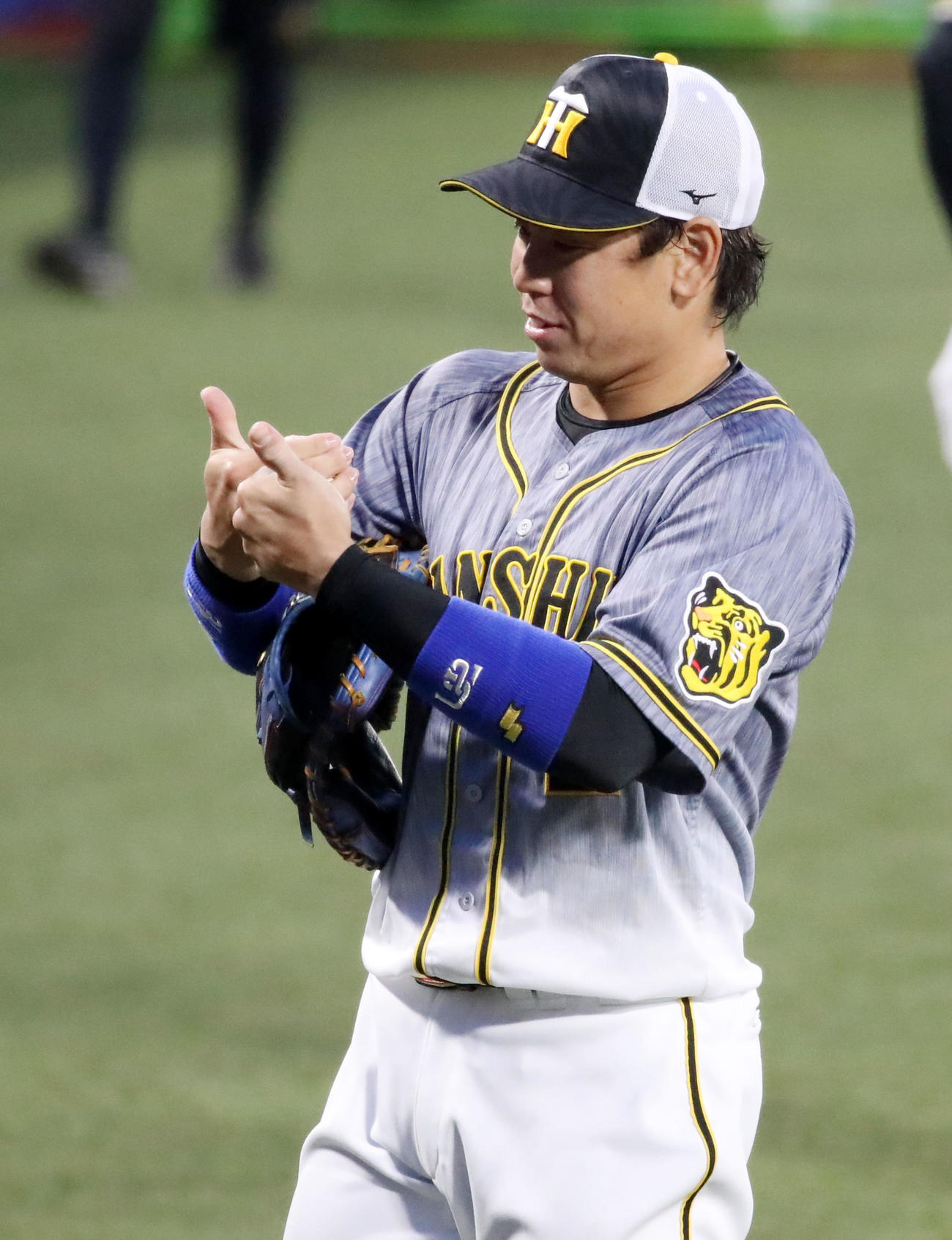 守備練習中、糸原に本塁打を打ったときのパフォーマンスを教える梅野（撮影・加藤哉）