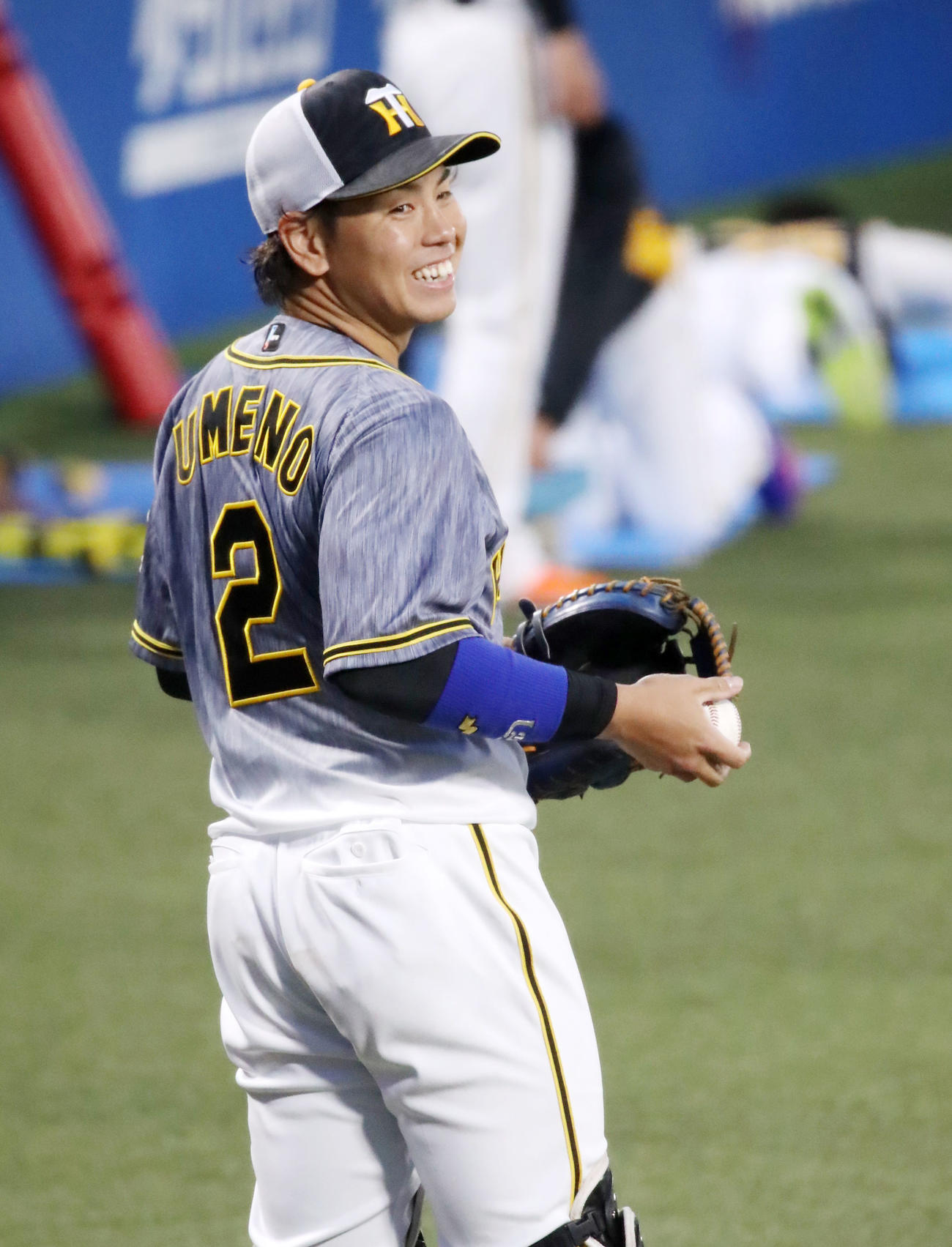 守備練習中、笑顔を見せる梅野（撮影・加藤哉）