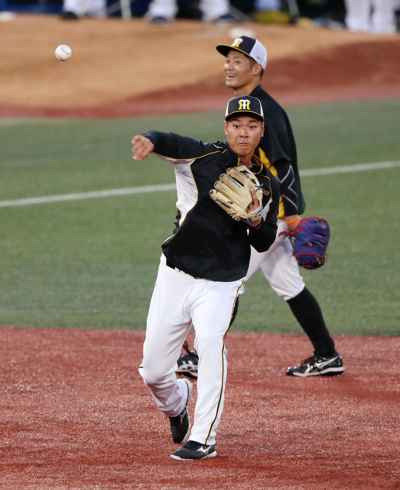 外野を終え三塁で守備練習する佐藤輝明（撮影・加藤哉）