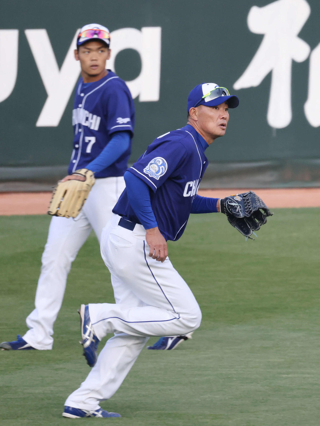 レフトの守備練習をする福留。後ろは根尾（撮影・加藤孝規）