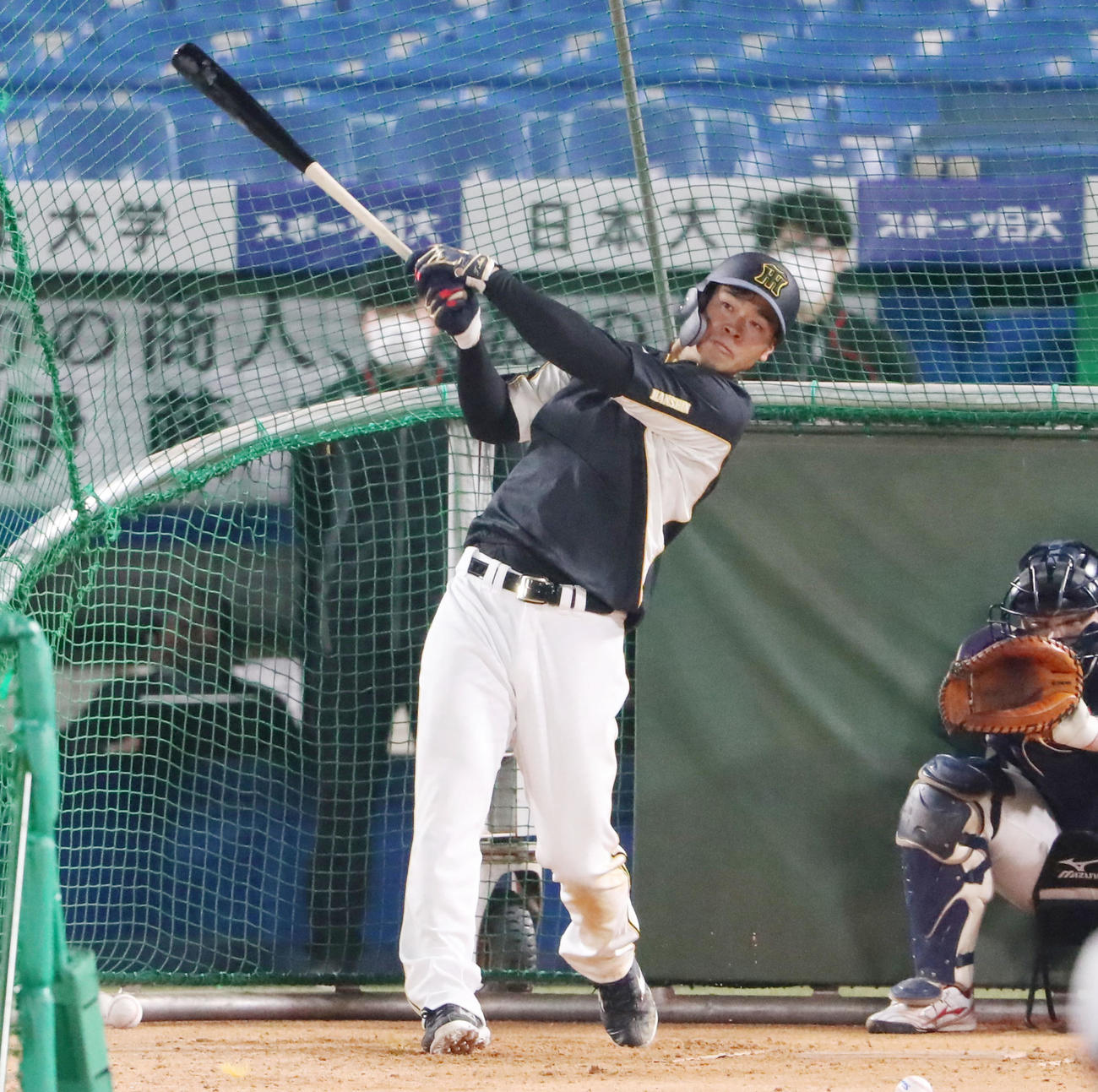 打撃練習を行い最後はバックスクリーン越えで締めた佐藤輝（撮影・加藤哉）