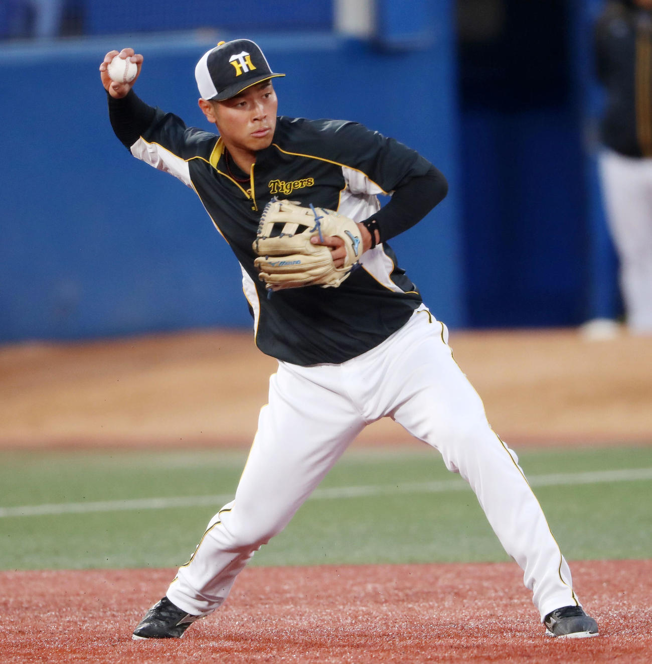 2021年3月25日　外野を終え三塁で守備練習する佐藤輝明（撮影・加藤哉）
