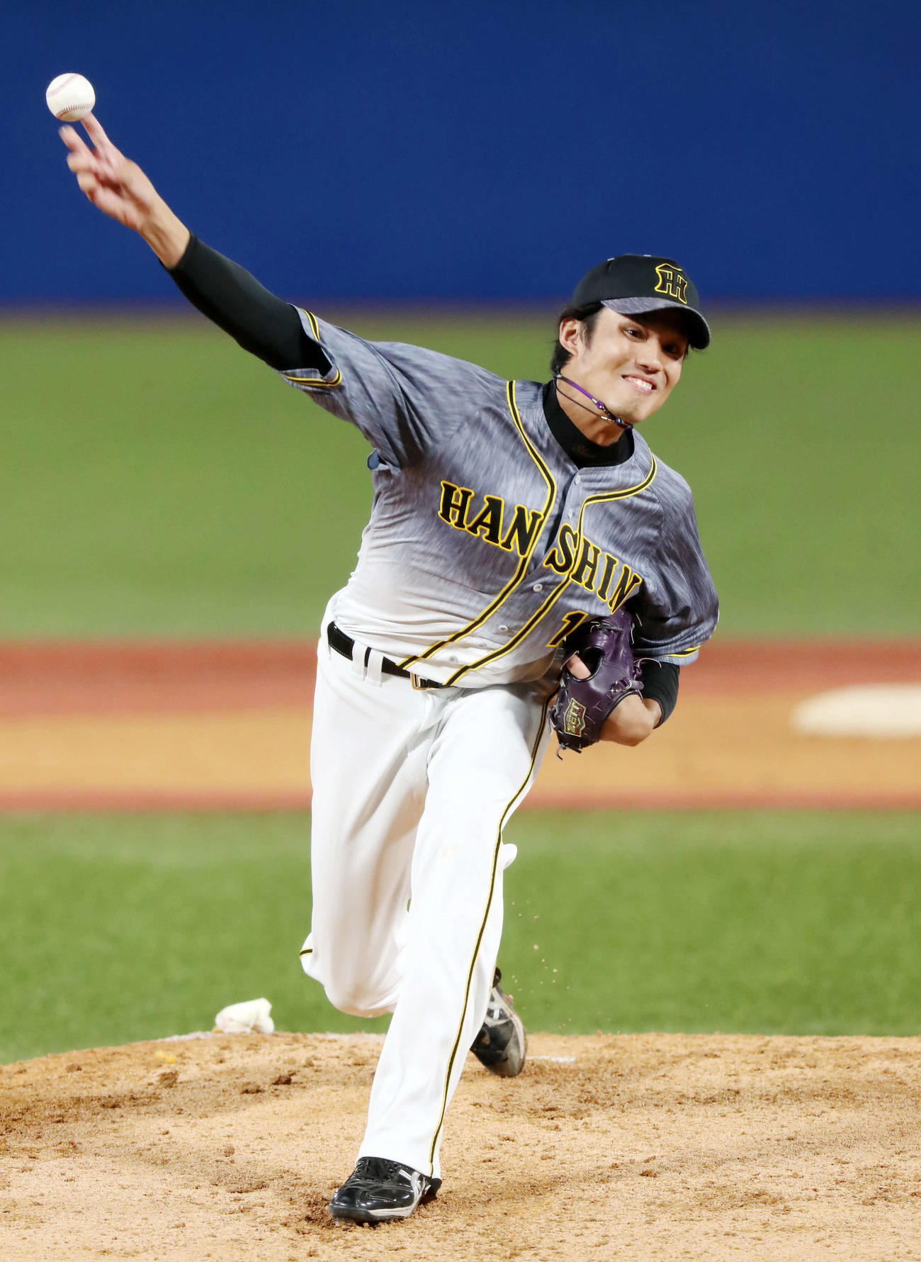 全体練習後、マウンドから投球練習を行う藤浪（撮影・加藤哉）