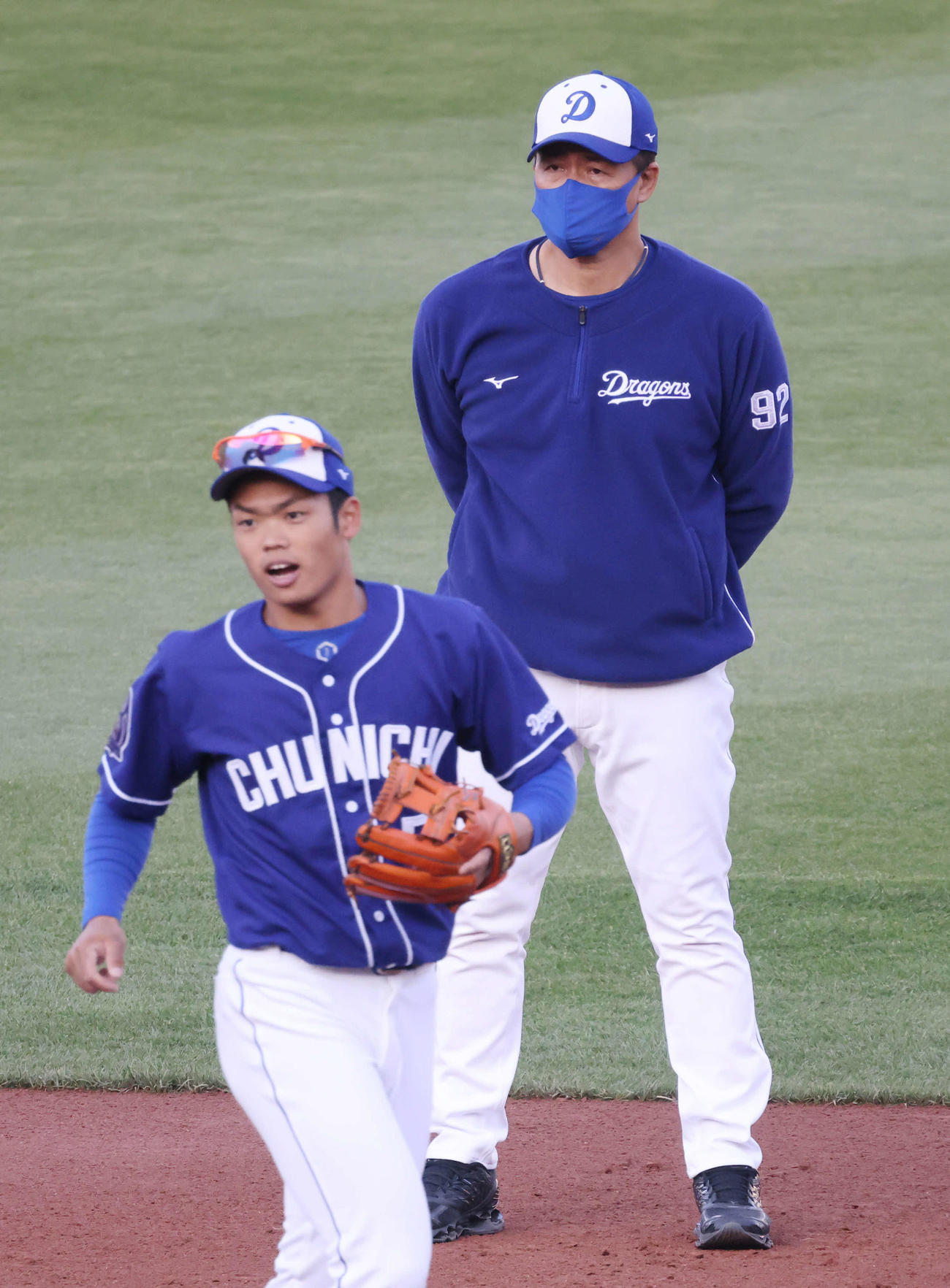 練習を見守る与田監督。手前はショート守備練習をする根尾（撮影・加藤孝規）