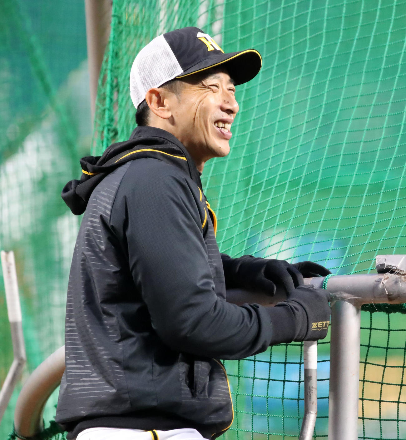打撃練習中、笑顔を見せる矢野監督（撮影・加藤哉）