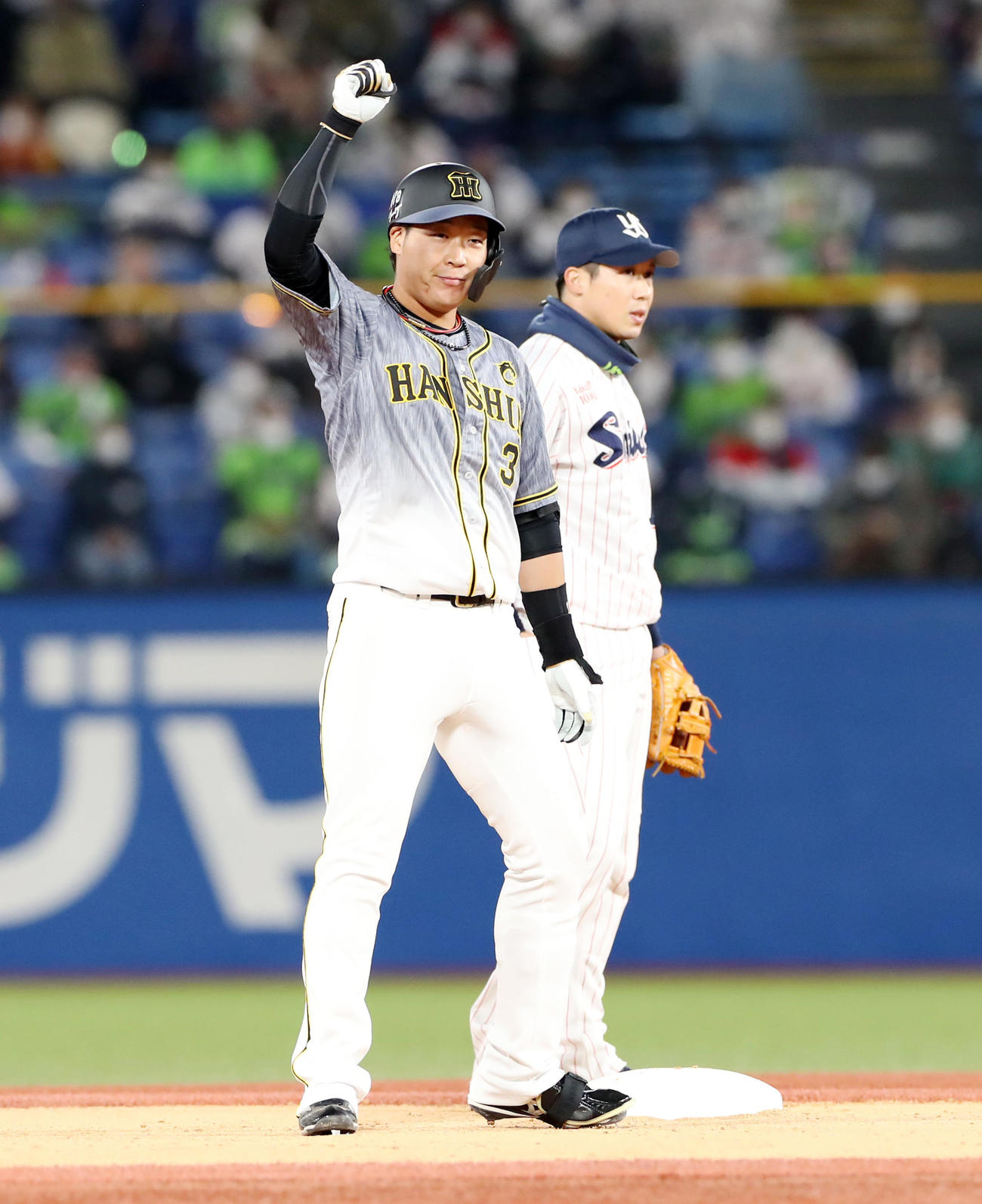 ヤクルト対阪神　6回表阪神2死二塁、大山は左線適時二塁打を放つ（撮影・加藤哉）