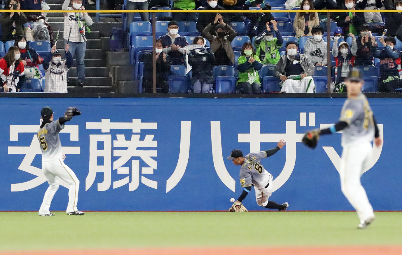 ヤクルト対阪神　7回裏ヤクルト2死二塁、佐藤輝は塩見の打球処理で転倒し、同点適時三塁打とする（撮影・加藤哉）
