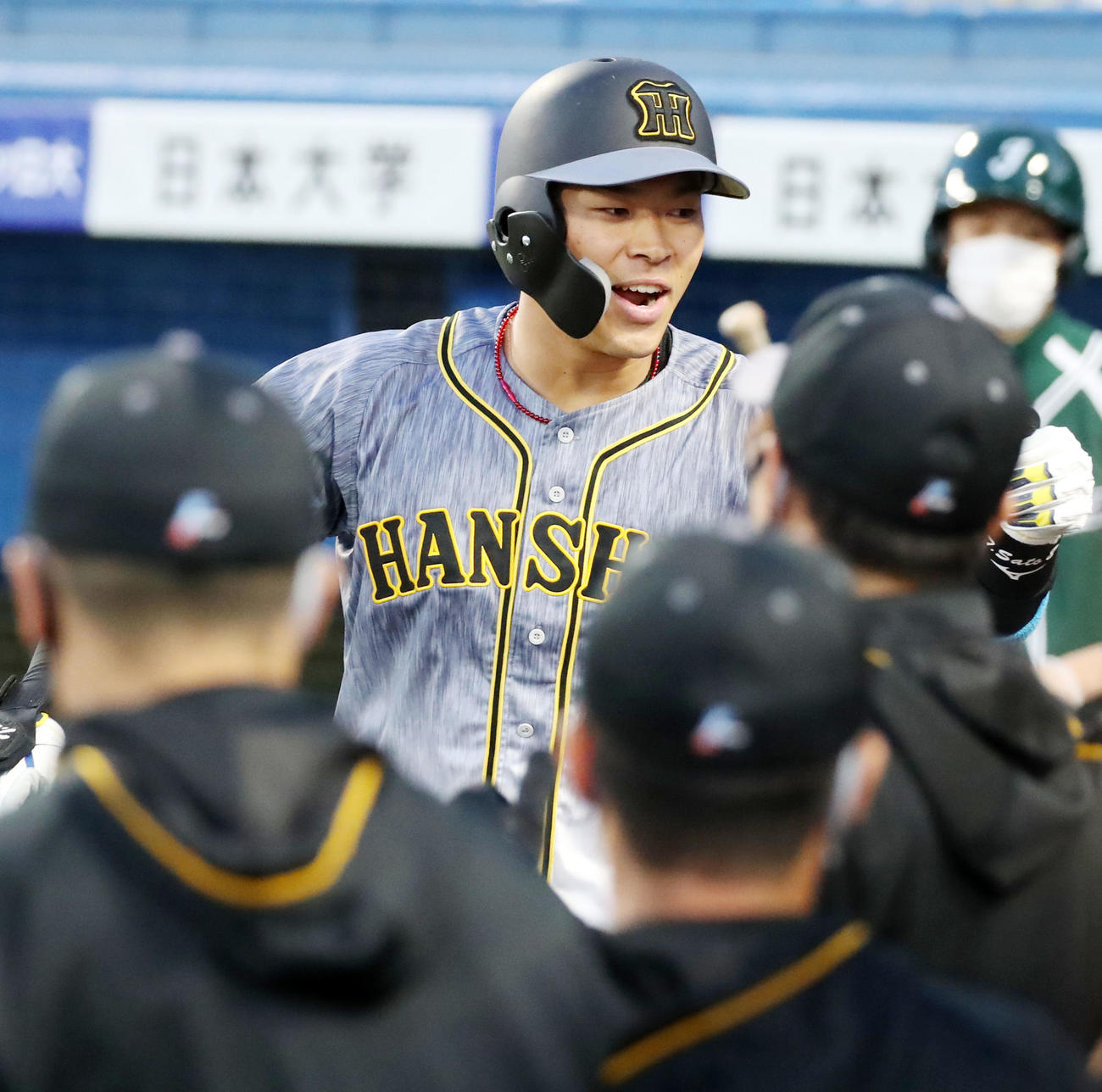 	
ヤクルト対阪神　2回表阪神無死一、三塁、佐藤輝は左犠飛を放ちベンチのナインとエアタッチする（撮影・加藤哉）
