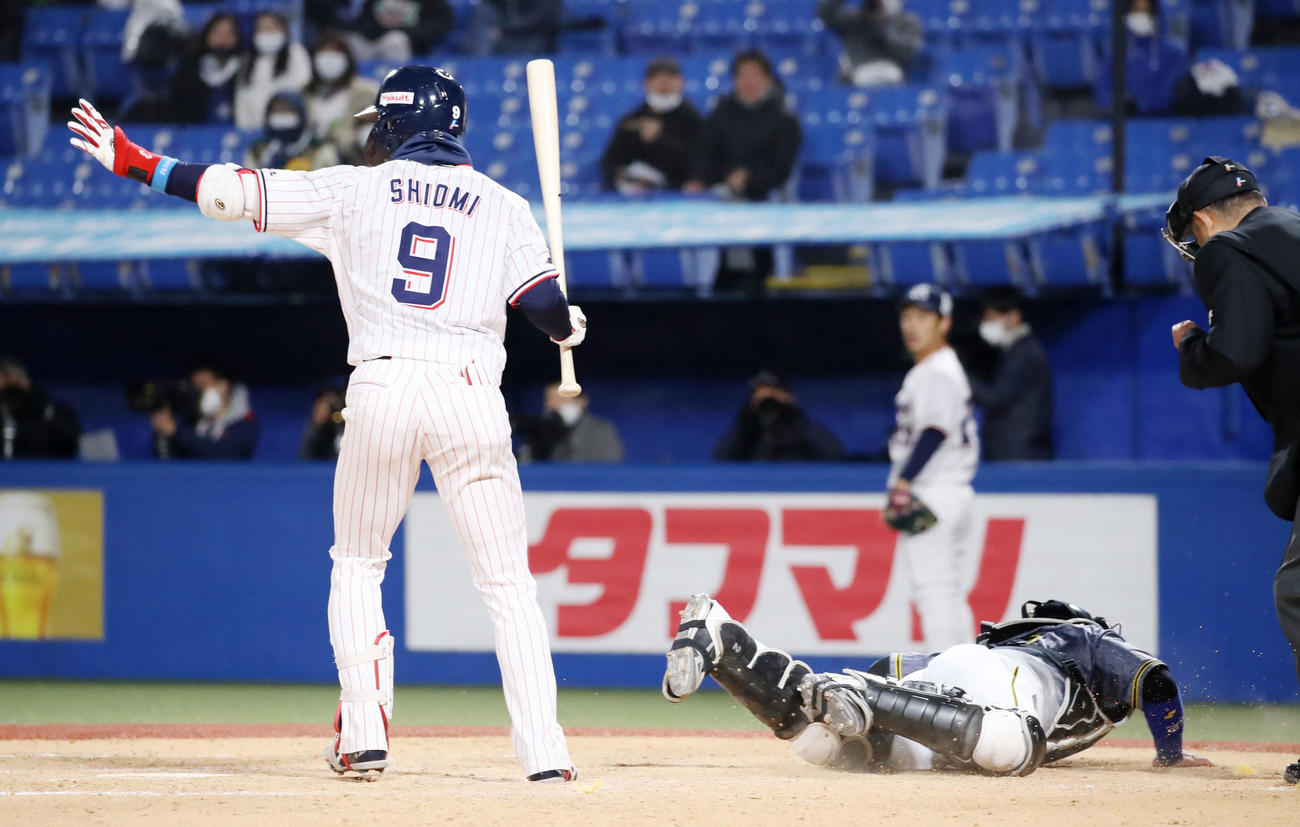 ヤクルト対阪神　5回裏ヤクルト1死満塁、梅野は藤浪のボールを捕球できず失点する。打者は塩見（撮影・加藤哉）