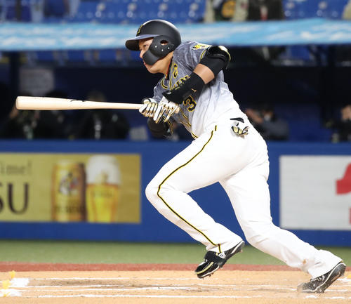 ヤクルト対阪神 6回表阪神2死二塁、大山は左線適時二塁打を放つ(撮影・加藤哉)