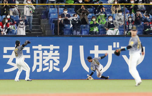 ヤクルト対阪神 7回裏ヤクルト2死二塁、佐藤輝は塩見の打球処理で転倒し、同点適時三塁打とする(撮影・加藤哉)