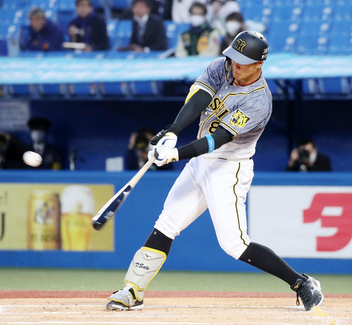 ヤクルト対阪神 2回表阪神無死一、三塁、佐藤輝は左飛を放ち犠飛となる(撮影・加藤哉)