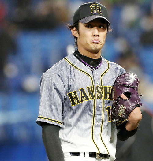 ヤクルト対阪神 5回裏、渋い表情を浮かべる藤浪(撮影・加藤哉)