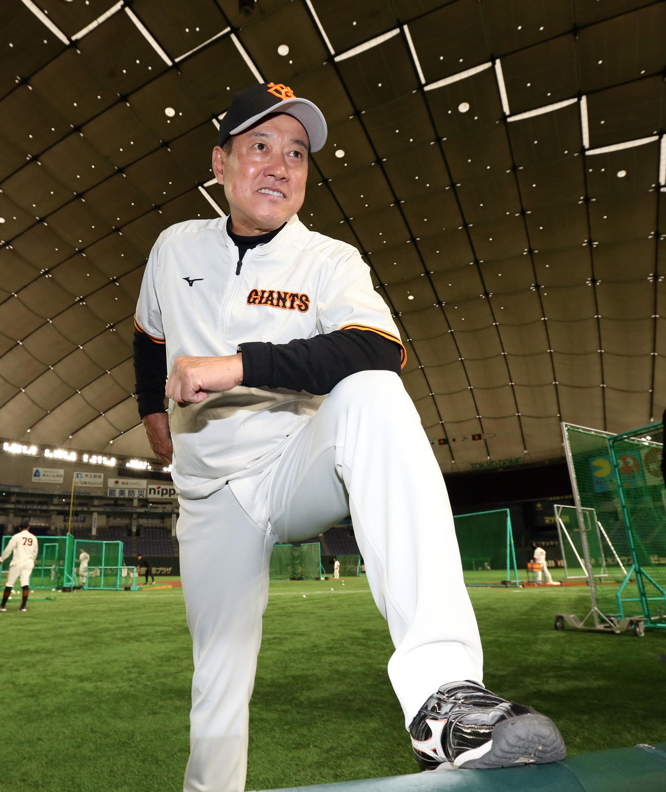 開幕前日練習を終え、ベンチで若大将ポーズを決める原監督（撮影・狩俣裕三）