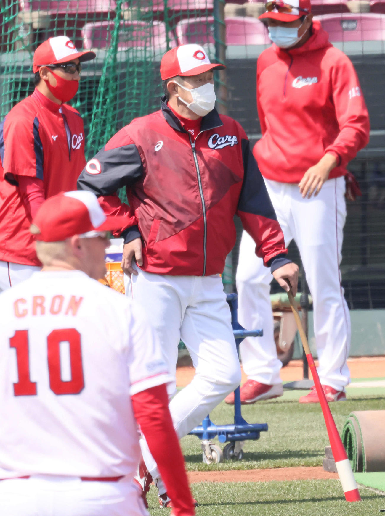 練習を見守る佐々岡監督（撮影・加藤孝規）
