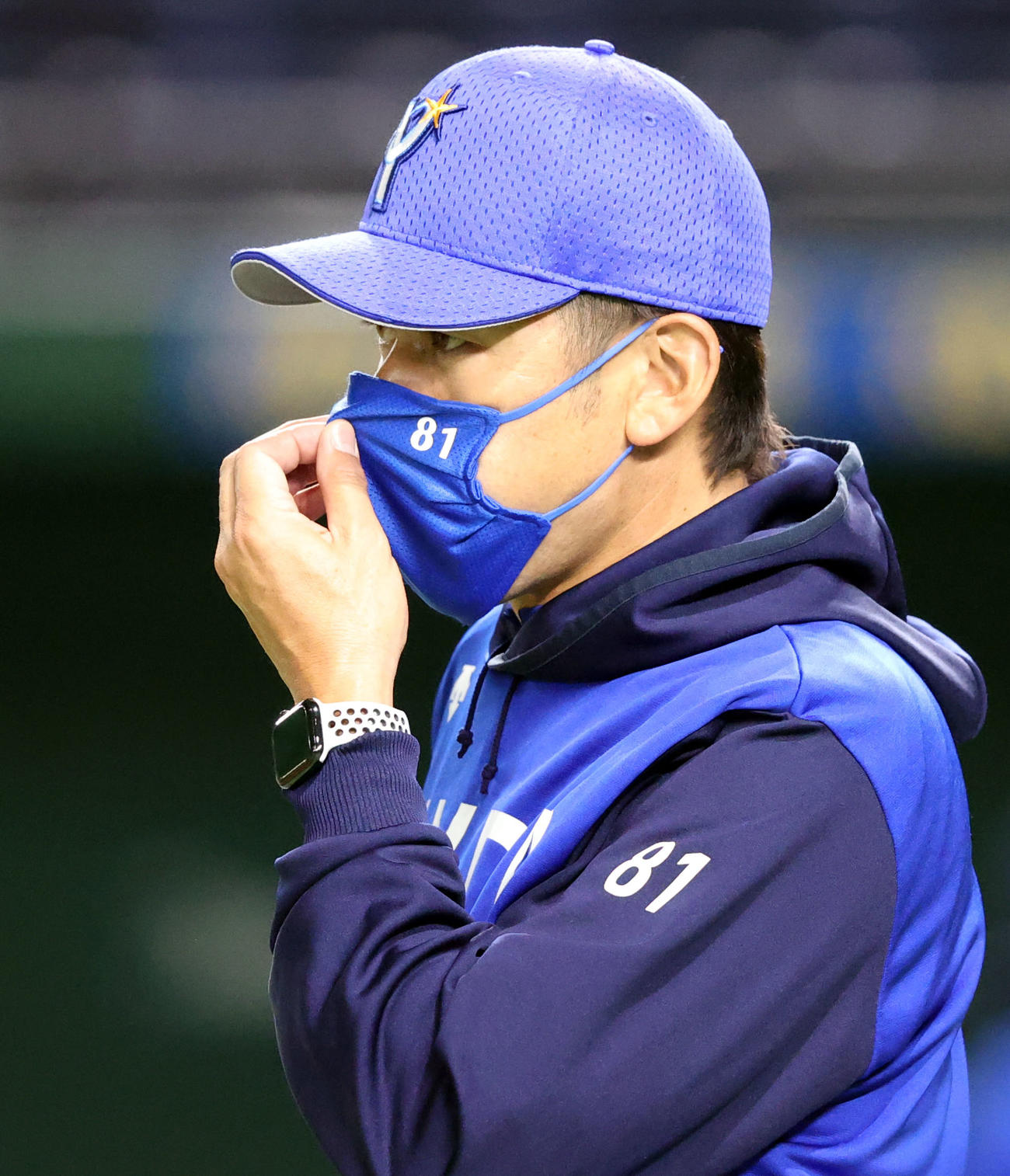 開幕前日練習で選手を見つめる三浦監督（撮影・狩俣裕三）