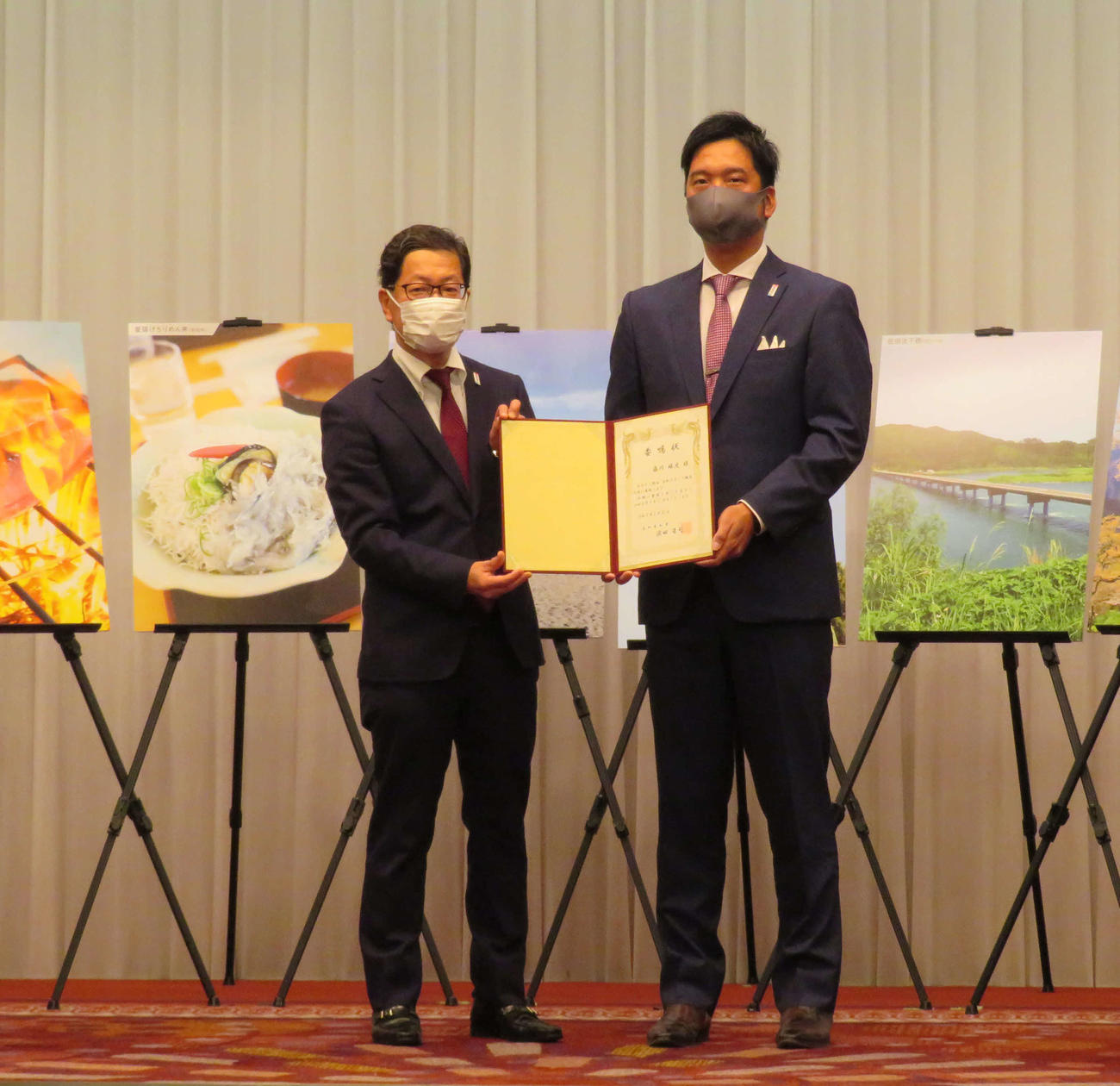 高知県の浜田省司知事(左)から「関西・高知スポーツ観光大使」第1号を委嘱された阪神藤川球児スペシャルアシスタント（撮影・磯綾乃）