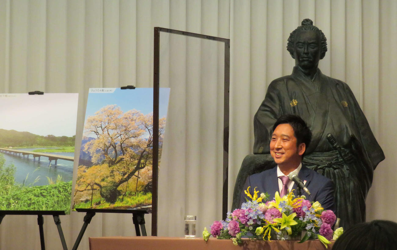 「関西・高知スポーツ観光大使」第1号の委嘱式に出席した阪神藤川球児スペシャルアシスタント（撮影・磯綾乃）
