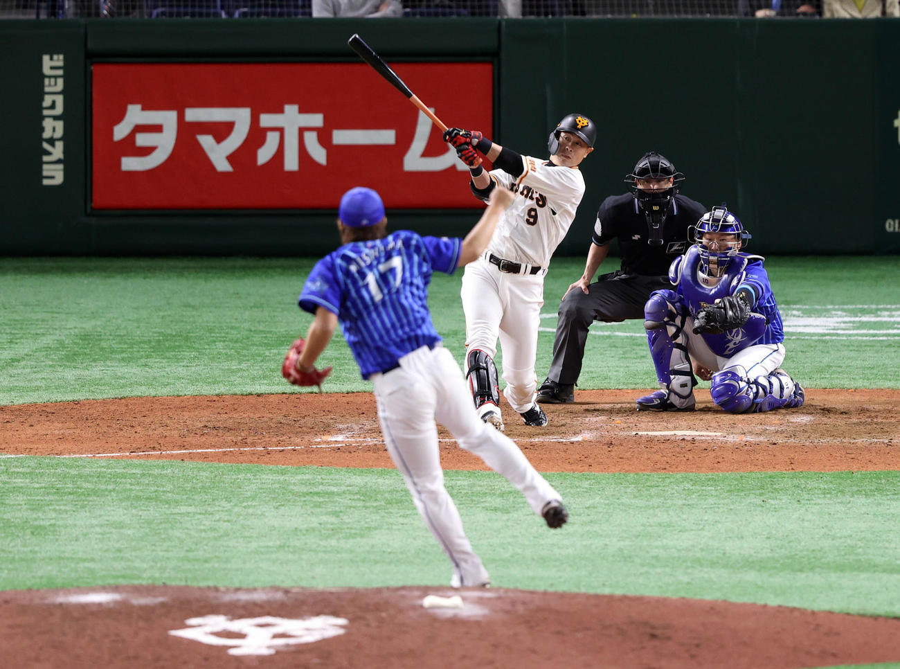 巨人対DeNA　9回裏巨人無死、サヨナラ本塁打を放つ亀井。投手三嶋（撮影・狩俣裕三）