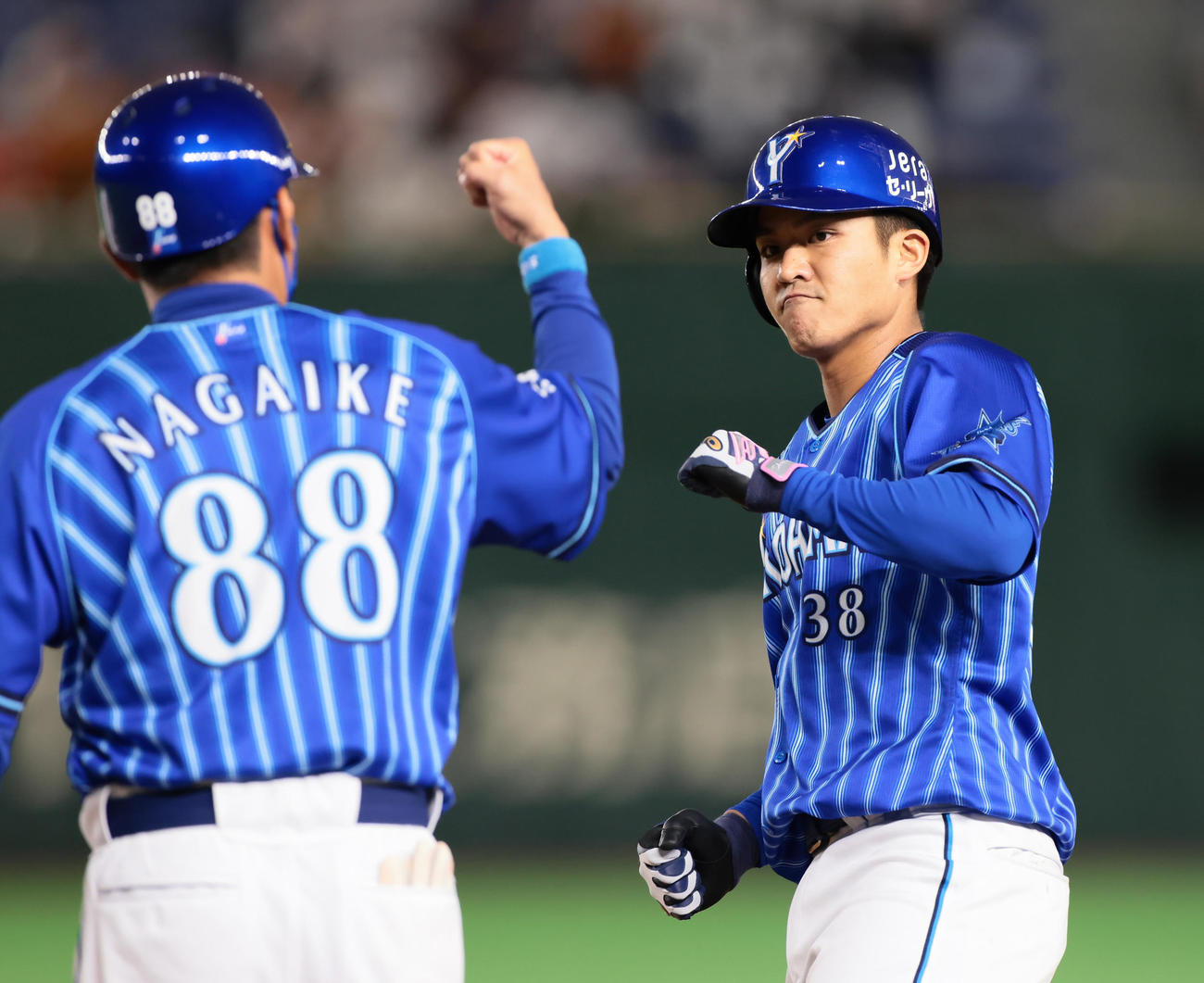 巨人対DeNA　9回表DeNA2死二、三塁、田中俊（右）は左前2点適時打を放ちタッチを交わす（撮影・足立雅史）