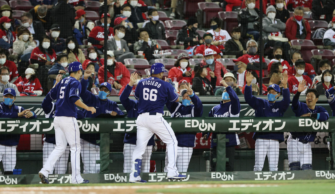 右越え逆転2点本塁打を放ったビシエドを迎えるナイン（撮影・加藤孝規）
